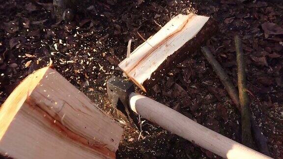 用斧头砍木头的慢动作