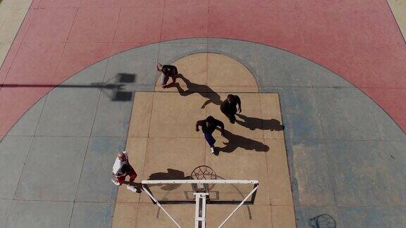 在公园里打篮球