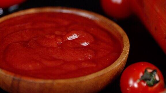 自制的番茄酱在盘子里慢慢旋转