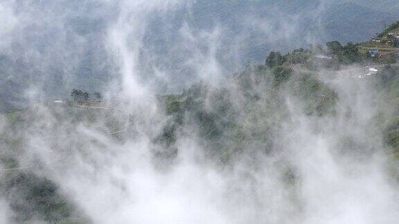 风景被雾覆盖背景是山脉
