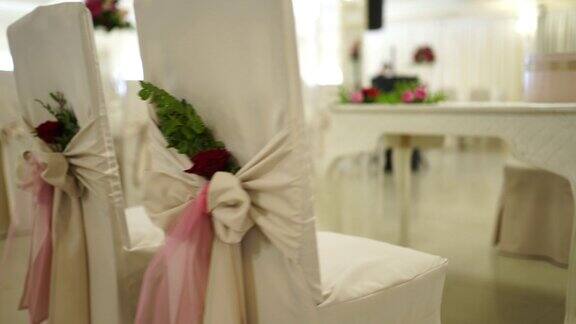婚礼上摆放鲜花的椅子