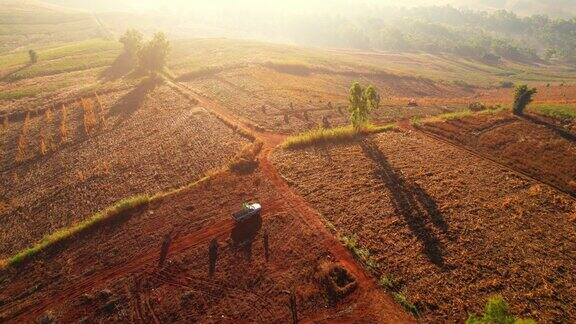 4K:鸟瞰图无人机在泰国农村地区飞行空中电影剪辑