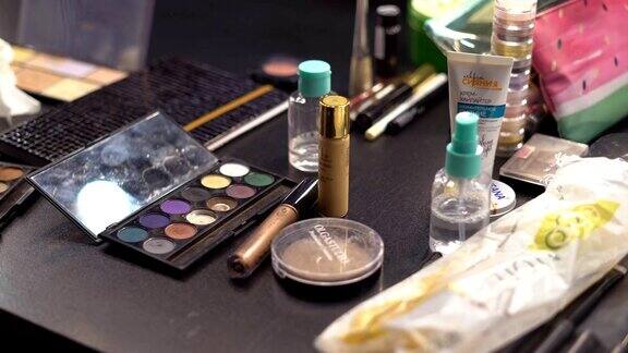 化妆品化妆工作工具、造型师、化妆师一套装在盒子里的专业化妆师的画笔刷子在桌子上FullHD