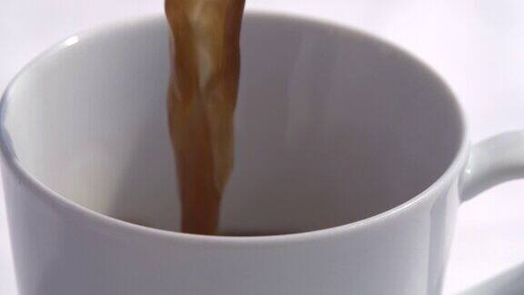 慢镜头咖啡被倒进咖啡杯
