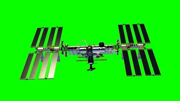 绿色背景下国际空间站旋转太阳能电池板