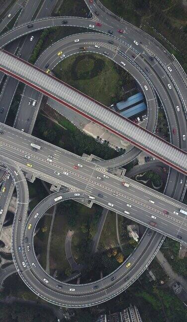 天桥与繁忙交通鸟瞰图