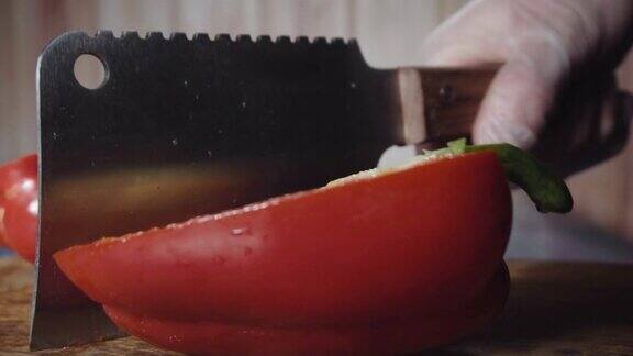 厨师把红辣椒切成两半