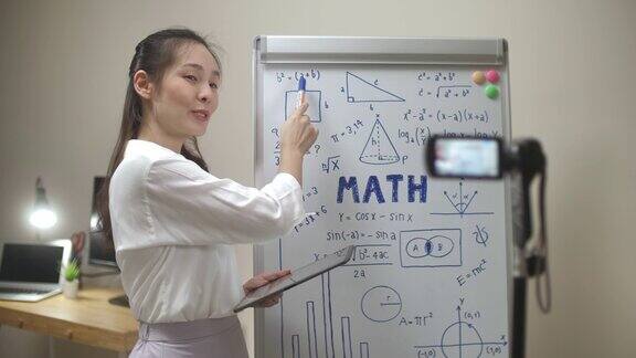 亚洲女教师在冠状病毒封锁期间在家与学生在线上课