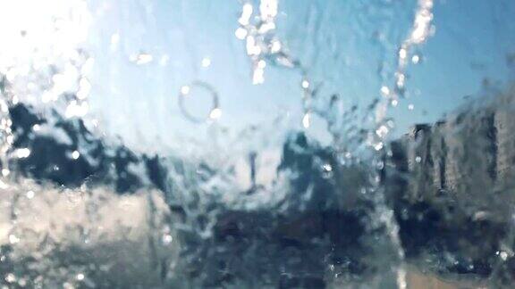 水在玻璃表面流动雨