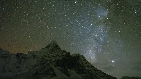 阿玛达布兰山的银河和星空尼泊尔的喜马拉雅山脉间隔拍摄