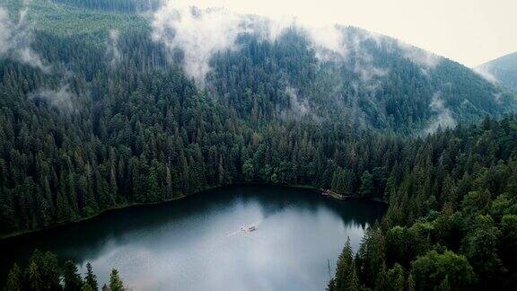 鸟瞰图的Synevir湖在喀尔巴阡山脉在乌克兰