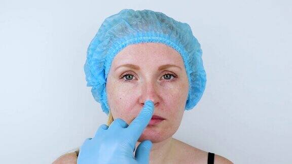 鼻整形术:接受整形外科医生治疗的病人她必须通过鼻子