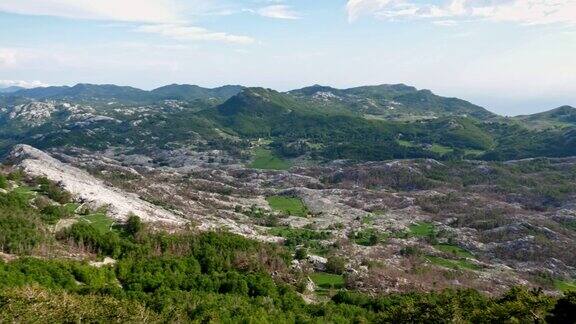 从高处看山和云