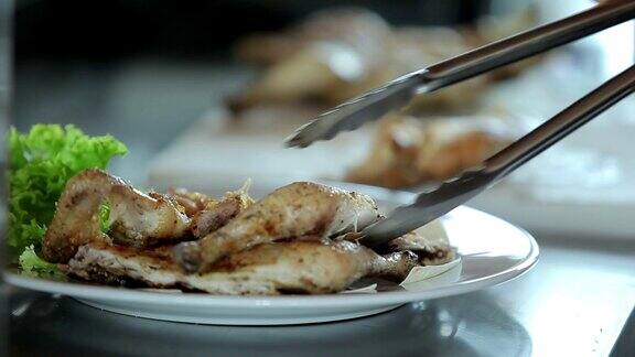 厨师把剁碎的炸鸡放在盘子里
