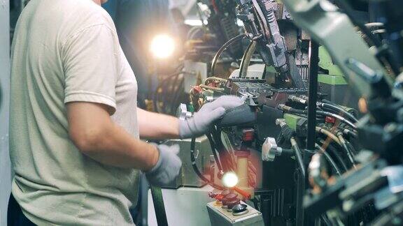 工厂工人正在用工业机器缝鞋