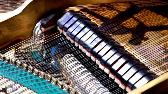 在一架大钢琴里大钢琴的内部显示弦锤和结构