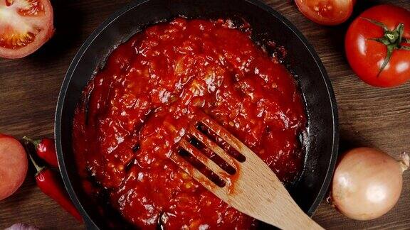 番茄酱在平底锅中用木铲慢慢旋转