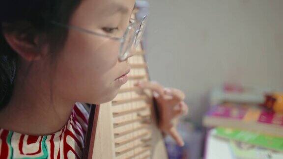 小女孩在弹琵琶(中国的琵琶一种带有微动指板的拨弦乐器)