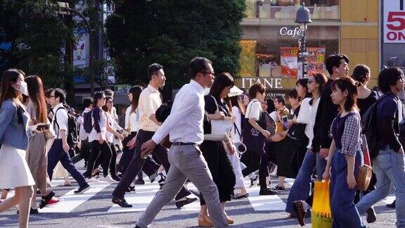 日本东京人群穿过斑马线