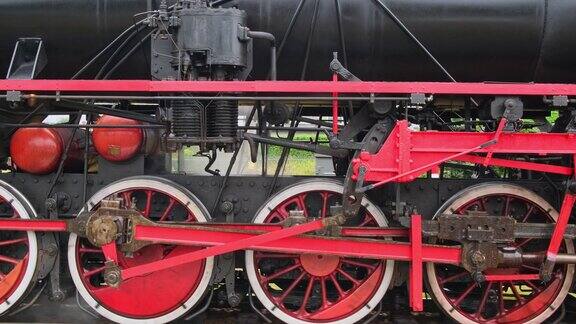 老式蒸汽机车的车轮跟踪镜头