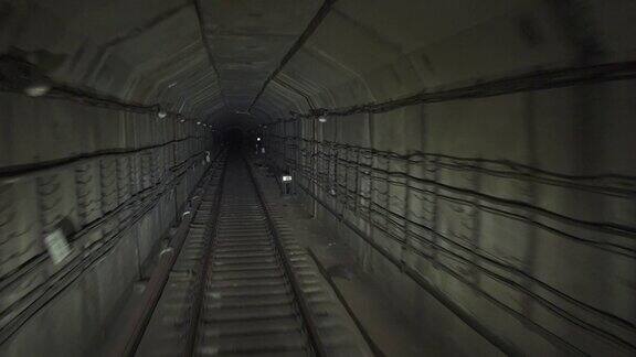 地下铁路隧道用于地铁列车穿过隧道的火车从地铁司机的驾驶室看到的景象