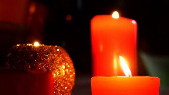不同的装饰蜡烛在黑暗中燃烧着摇曳的火焰
