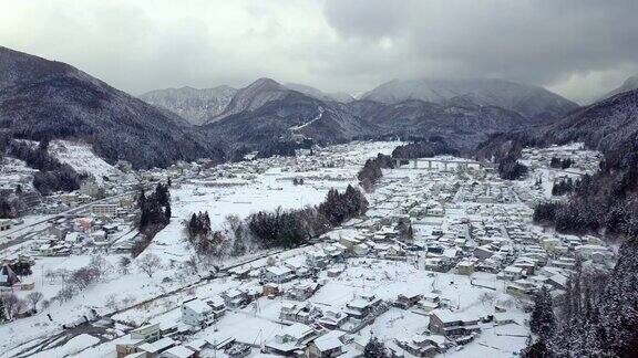 鸟瞰图的雪在冬天在山内在长野日本