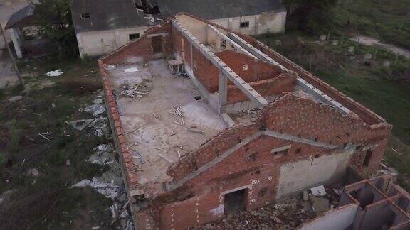 鸟瞰图老毁了大楼废弃的房子拆除建筑结构拆除城市郊区的废墟