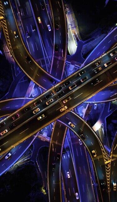 夜间的立交桥和城市交通