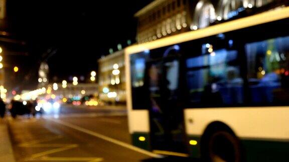 夜间街道上模糊不清的公共汽车