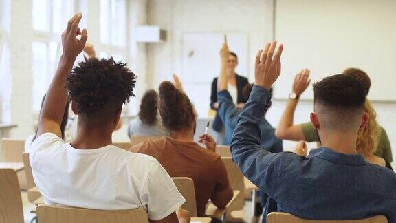学生在课堂上回答问题时举手
