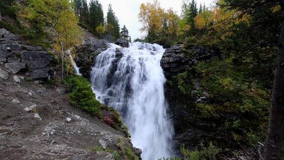 摩尔曼斯克地区基比尼北部北极圈外的秋天山上美丽的瀑布