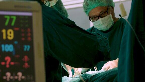 在手术室里给病人做手术的外科医生