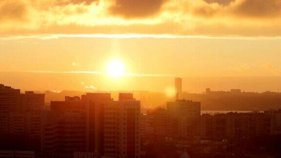 清晨城市地平线上的日出