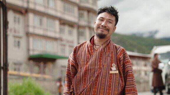 不丹导游看着镜头微笑