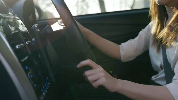 亚洲女性在一辆车里通过智能手机地图导航应用程序搜索目的地