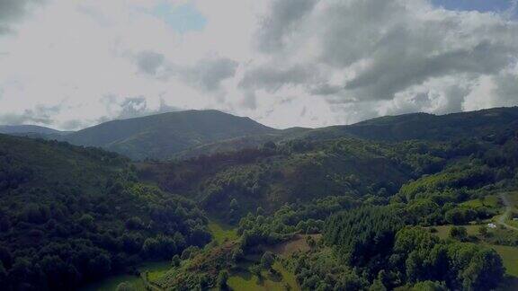从空中俯瞰西班牙加利西亚的科雷尔山脉