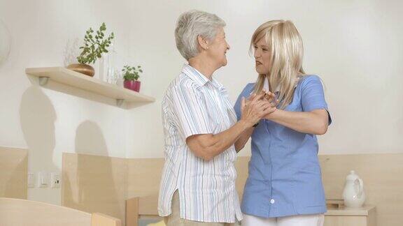 HDDOLLY:护士和老年妇女在疗养院摆姿势