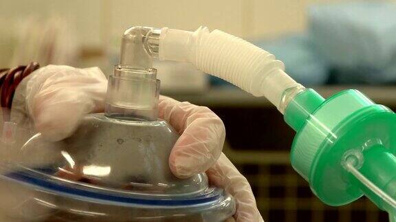 手术前护士在手术室给病人戴上氧气面罩
