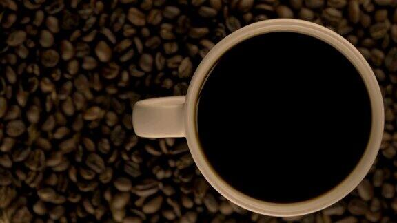 4K旋转咖啡杯和咖啡豆视频