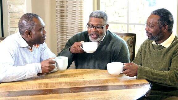 三个非裔美国人边喝咖啡边聊天
