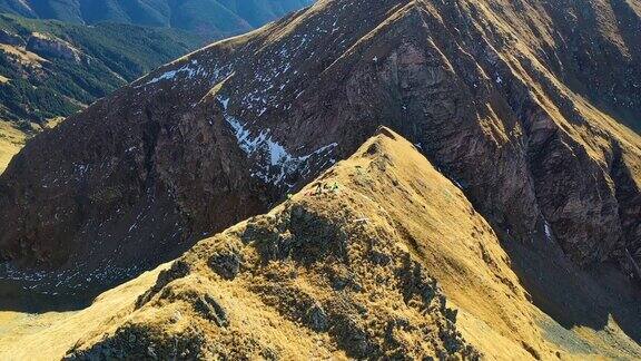 登山者到达顶峰