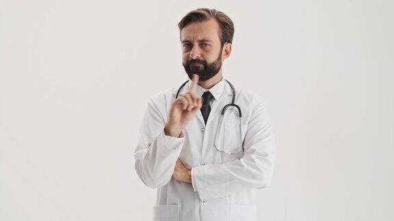 拿着听诊器的男子医生生气地挥舞着手指否定地摇着头说不