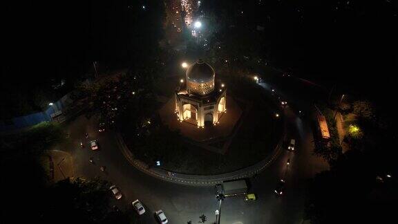 空中无人机拍摄的回旋SabzBurj在印度新德里晚上德里道路德里交通交叉口莫卧儿圆顶建筑墓