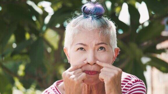 肖像:老年妇女在讲述她的故事时的享受东南亚及东亚:50岁以上人群