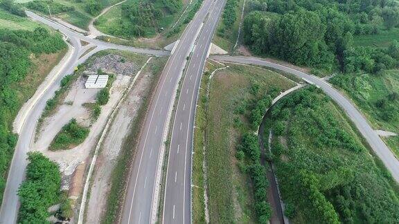 塞尔维亚一条高速公路的无人机拍摄