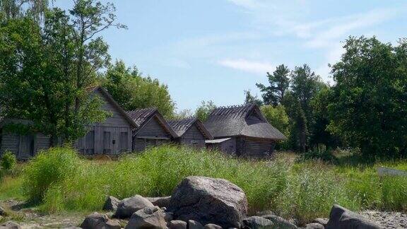 近距离观察爱沙尼亚Lahemaa国家公园的小木屋