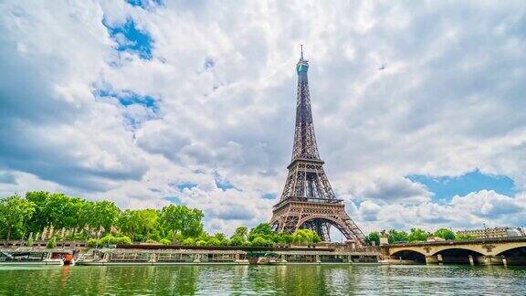 塞纳河上的埃菲尔铁塔和过往的飞艇动态模糊阳光明媚但阴天的夏天巴黎市著名的滨江湾塔观景桥时光全景