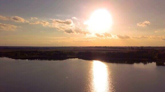 4k天线飞过黄昏日落的湖面景观全景