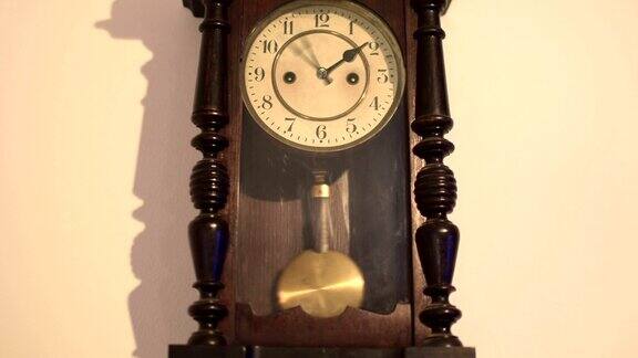 旧的钟摆钟时间流逝